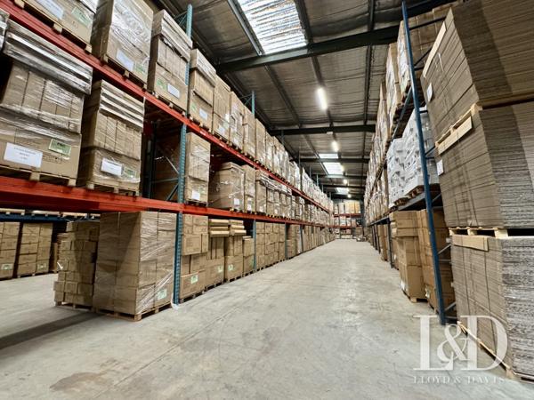 Local industriel avec bureaux esur terrain de 10000 m2  périphérie de VALENCE