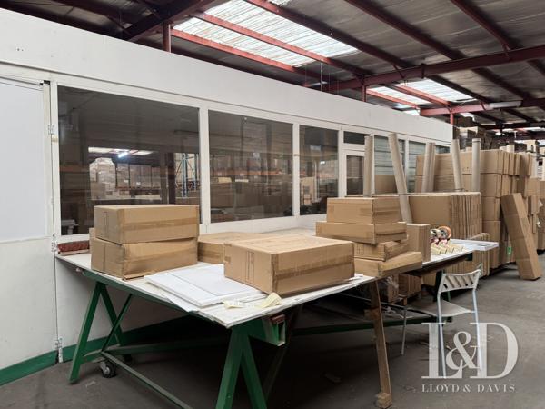 Local industriel avec bureaux esur terrain de 10000 m2  périphérie de VALENCE