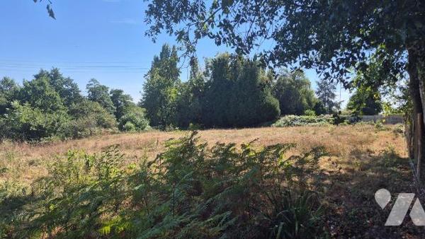 GORRON sortie de ville : Parcelle de terre d'environ 3500 m² , constructible sur 2200 m².
Prév...