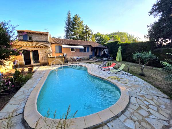 Mickaël Gaudissard vous propose sur la commune de Bagnols sur Cèze, cette bâtisse en plain pied de 158 m² composée d'une villa et d'un appartement indépendant.

Située sur la sortie de Bagnols sur Cèze en direction d'Avignon, hors centre ville dans un lotissement en impasse et en bord de Cèze, cette ensemble immobilier de 1986vest érigé sur une parcelle close de  851 m².

Vous accédez à la résidence principale par la cour arboré et sans vis à vis coté sud et sa terrasse.

L'entrée dessert la pièce de vie de 40 m² avec sa cuisine équipée ouverte sur le séjour, poêle à buche et climatisation réversible, accès à la cour sud et au terrain avec sa piscine creusée, ses dépendances et son accès privatif à la Cèze afin de profiter de moments de fraicheur et de détente.

Coté nuit 3 chambres de la 9.4 m², 10.1 m² et 10.2 m², une salle de bain de 6.5 m²avec baignoire et double vasque, un WC indépendant.
Vous bénéficiez également d'un second espace de vie compose d'une pièce de vie avec coin cuisine et d'une chambre avec douche et meuble vasque.
Ce second espace est accessible par la cour coté nord mais peut également être raccordé avec la résidence principale en ouvrant un mur.

Un appartement avec entrée indépendante et cour privative vient compléter cet ensemble immobilier, il se compose d'une pièce de vie et d'une buanderie en rée de chaussée, a l'étage, 2 chambres avec douche privative dans chacune d'entre elle, un WC indépendant.

Que vous recherchiez une grande bâtisse familiale avec des espaces distincts ou une résidence principale avec un investissement locatif (courte durée idéale grâce à la proximité de la centrale nucléaire de Marcoule et l'affluence touristique en saison ou sécurité financière avec une location à l'année) facile à gérer grâce a sa proximité immédiate, cet ensemble immobilier saura vous séduire par ces atouts, son emplacement et son prix.

Climatisation réversible dans les 3 logements.
Ballon d'eau chaude dans les 3 logements.
Double vitrage dans les 2 appartements / Simple vitrage dans la résidence principale sauf 1 baie vitrée et salle de bain en double vitrage.
Poêle à buches dans le séjour.
Assainissement collectif.
Forage.
Fibre optique.
1 stationnement privatif / Possibilité de créer une ouverture avec portail pour stationner plusieurs véhicules sur la parcelle.
Extensions des 2 appartements construite en 1997.
Taxe foncière : 2 125 € / An.
Pas de charge de lotissement / pompe de relevage et entretien des voiries à la charge de la mairie.
Proches des commodités.
2 min du centre ville.
8 min du CEA de Marcoule.
35 min d'Avignon.
45 de Nîmes.



Rafraichissements à prévoir / Zone inondable (Dernière inondation en 2002, Appartement attenant inondé uniquement en partie basse sur environ 15 cm, pas d'inondation dans la résidence principale et l'appartement).

Info contact : Mickaël GAUDISSARD / 06 40 52 43 96.