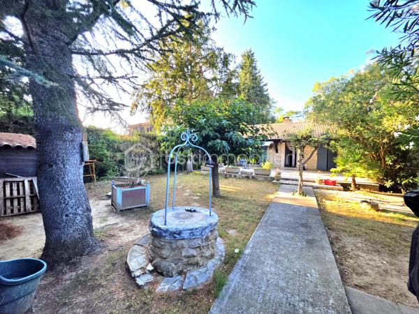 Mickaël Gaudissard vous propose sur la commune de Bagnols sur Cèze, cette bâtisse en plain pied de 158 m² composée d'une villa et d'un appartement indépendant.

Située sur la sortie de Bagnols sur Cèze en direction d'Avignon, hors centre ville dans un lotissement en impasse et en bord de Cèze, cette ensemble immobilier de 1986vest érigé sur une parcelle close de  851 m².

Vous accédez à la résidence principale par la cour arboré et sans vis à vis coté sud et sa terrasse.

L'entrée dessert la pièce de vie de 40 m² avec sa cuisine équipée ouverte sur le séjour, poêle à buche et climatisation réversible, accès à la cour sud et au terrain avec sa piscine creusée, ses dépendances et son accès privatif à la Cèze afin de profiter de moments de fraicheur et de détente.

Coté nuit 3 chambres de la 9.4 m², 10.1 m² et 10.2 m², une salle de bain de 6.5 m²avec baignoire et double vasque, un WC indépendant.
Vous bénéficiez également d'un second espace de vie compose d'une pièce de vie avec coin cuisine et d'une chambre avec douche et meuble vasque.
Ce second espace est accessible par la cour coté nord mais peut également être raccordé avec la résidence principale en ouvrant un mur.

Un appartement avec entrée indépendante et cour privative vient compléter cet ensemble immobilier, il se compose d'une pièce de vie et d'une buanderie en rée de chaussée, a l'étage, 2 chambres avec douche privative dans chacune d'entre elle, un WC indépendant.

Que vous recherchiez une grande bâtisse familiale avec des espaces distincts ou une résidence principale avec un investissement locatif (courte durée idéale grâce à la proximité de la centrale nucléaire de Marcoule et l'affluence touristique en saison ou sécurité financière avec une location à l'année) facile à gérer grâce a sa proximité immédiate, cet ensemble immobilier saura vous séduire par ces atouts, son emplacement et son prix.

Climatisation réversible dans les 3 logements.
Ballon d'eau chaude dans les 3 logements.
Double vitrage dans les 2 appartements / Simple vitrage dans la résidence principale sauf 1 baie vitrée et salle de bain en double vitrage.
Poêle à buches dans le séjour.
Assainissement collectif.
Forage.
Fibre optique.
1 stationnement privatif / Possibilité de créer une ouverture avec portail pour stationner plusieurs véhicules sur la parcelle.
Extensions des 2 appartements construite en 1997.
Taxe foncière : 2 125 € / An.
Pas de charge de lotissement / pompe de relevage et entretien des voiries à la charge de la mairie.
Proches des commodités.
2 min du centre ville.
8 min du CEA de Marcoule.
35 min d'Avignon.
45 de Nîmes.



Rafraichissements à prévoir / Zone inondable (Dernière inondation en 2002, Appartement attenant inondé uniquement en partie basse sur environ 15 cm, pas d'inondation dans la résidence principale et l'appartement).

Info contact : Mickaël GAUDISSARD / 06 40 52 43 96.
