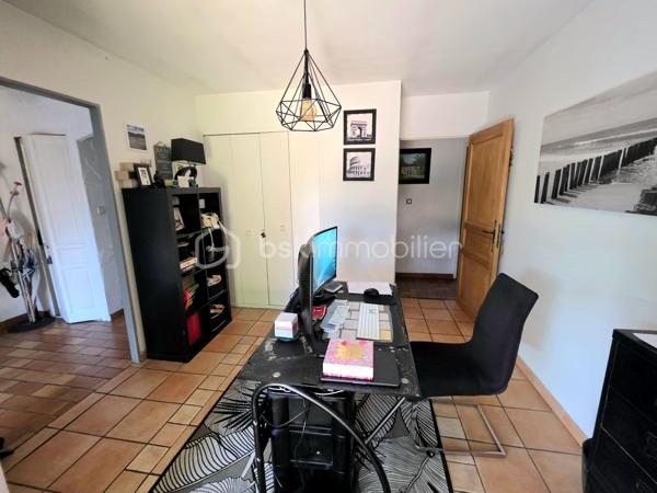Mickaël Gaudissard vous propose sur la commune de Bagnols sur Cèze, cette bâtisse en plain pied de 158 m² composée d'une villa et d'un appartement indépendant.

Située sur la sortie de Bagnols sur Cèze en direction d'Avignon, hors centre ville dans un lotissement en impasse et en bord de Cèze, cette ensemble immobilier de 1986vest érigé sur une parcelle close de  851 m².

Vous accédez à la résidence principale par la cour arboré et sans vis à vis coté sud et sa terrasse.

L'entrée dessert la pièce de vie de 40 m² avec sa cuisine équipée ouverte sur le séjour, poêle à buche et climatisation réversible, accès à la cour sud et au terrain avec sa piscine creusée, ses dépendances et son accès privatif à la Cèze afin de profiter de moments de fraicheur et de détente.

Coté nuit 3 chambres de la 9.4 m², 10.1 m² et 10.2 m², une salle de bain de 6.5 m²avec baignoire et double vasque, un WC indépendant.
Vous bénéficiez également d'un second espace de vie compose d'une pièce de vie avec coin cuisine et d'une chambre avec douche et meuble vasque.
Ce second espace est accessible par la cour coté nord mais peut également être raccordé avec la résidence principale en ouvrant un mur.

Un appartement avec entrée indépendante et cour privative vient compléter cet ensemble immobilier, il se compose d'une pièce de vie et d'une buanderie en rée de chaussée, a l'étage, 2 chambres avec douche privative dans chacune d'entre elle, un WC indépendant.

Que vous recherchiez une grande bâtisse familiale avec des espaces distincts ou une résidence principale avec un investissement locatif (courte durée idéale grâce à la proximité de la centrale nucléaire de Marcoule et l'affluence touristique en saison ou sécurité financière avec une location à l'année) facile à gérer grâce a sa proximité immédiate, cet ensemble immobilier saura vous séduire par ces atouts, son emplacement et son prix.

Climatisation réversible dans les 3 logements.
Ballon d'eau chaude dans les 3 logements.
Double vitrage dans les 2 appartements / Simple vitrage dans la résidence principale sauf 1 baie vitrée et salle de bain en double vitrage.
Poêle à buches dans le séjour.
Assainissement collectif.
Forage.
Fibre optique.
1 stationnement privatif / Possibilité de créer une ouverture avec portail pour stationner plusieurs véhicules sur la parcelle.
Extensions des 2 appartements construite en 1997.
Taxe foncière : 2 125 € / An.
Pas de charge de lotissement / pompe de relevage et entretien des voiries à la charge de la mairie.
Proches des commodités.
2 min du centre ville.
8 min du CEA de Marcoule.
35 min d'Avignon.
45 de Nîmes.



Rafraichissements à prévoir / Zone inondable (Dernière inondation en 2002, Appartement attenant inondé uniquement en partie basse sur environ 15 cm, pas d'inondation dans la résidence principale et l'appartement).

Info contact : Mickaël GAUDISSARD / 06 40 52 43 96.