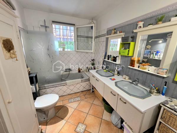 Mickaël Gaudissard vous propose sur la commune de Bagnols sur Cèze, cette bâtisse en plain pied de 158 m² composée d'une villa et d'un appartement indépendant.

Située sur la sortie de Bagnols sur Cèze en direction d'Avignon, hors centre ville dans un lotissement en impasse et en bord de Cèze, cette ensemble immobilier de 1986vest érigé sur une parcelle close de  851 m².

Vous accédez à la résidence principale par la cour arboré et sans vis à vis coté sud et sa terrasse.

L'entrée dessert la pièce de vie de 40 m² avec sa cuisine équipée ouverte sur le séjour, poêle à buche et climatisation réversible, accès à la cour sud et au terrain avec sa piscine creusée, ses dépendances et son accès privatif à la Cèze afin de profiter de moments de fraicheur et de détente.

Coté nuit 3 chambres de la 9.4 m², 10.1 m² et 10.2 m², une salle de bain de 6.5 m²avec baignoire et double vasque, un WC indépendant.
Vous bénéficiez également d'un second espace de vie compose d'une pièce de vie avec coin cuisine et d'une chambre avec douche et meuble vasque.
Ce second espace est accessible par la cour coté nord mais peut également être raccordé avec la résidence principale en ouvrant un mur.

Un appartement avec entrée indépendante et cour privative vient compléter cet ensemble immobilier, il se compose d'une pièce de vie et d'une buanderie en rée de chaussée, a l'étage, 2 chambres avec douche privative dans chacune d'entre elle, un WC indépendant.

Que vous recherchiez une grande bâtisse familiale avec des espaces distincts ou une résidence principale avec un investissement locatif (courte durée idéale grâce à la proximité de la centrale nucléaire de Marcoule et l'affluence touristique en saison ou sécurité financière avec une location à l'année) facile à gérer grâce a sa proximité immédiate, cet ensemble immobilier saura vous séduire par ces atouts, son emplacement et son prix.

Climatisation réversible dans les 3 logements.
Ballon d'eau chaude dans les 3 logements.
Double vitrage dans les 2 appartements / Simple vitrage dans la résidence principale sauf 1 baie vitrée et salle de bain en double vitrage.
Poêle à buches dans le séjour.
Assainissement collectif.
Forage.
Fibre optique.
1 stationnement privatif / Possibilité de créer une ouverture avec portail pour stationner plusieurs véhicules sur la parcelle.
Extensions des 2 appartements construite en 1997.
Taxe foncière : 2 125 € / An.
Pas de charge de lotissement / pompe de relevage et entretien des voiries à la charge de la mairie.
Proches des commodités.
2 min du centre ville.
8 min du CEA de Marcoule.
35 min d'Avignon.
45 de Nîmes.



Rafraichissements à prévoir / Zone inondable (Dernière inondation en 2002, Appartement attenant inondé uniquement en partie basse sur environ 15 cm, pas d'inondation dans la résidence principale et l'appartement).

Info contact : Mickaël GAUDISSARD / 06 40 52 43 96.
