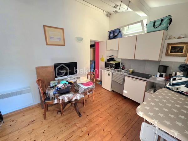 Mickaël Gaudissard vous propose sur la commune de Bagnols sur Cèze, cette bâtisse en plain pied de 158 m² composée d'une villa et d'un appartement indépendant.

Située sur la sortie de Bagnols sur Cèze en direction d'Avignon, hors centre ville dans un lotissement en impasse et en bord de Cèze, cette ensemble immobilier de 1986vest érigé sur une parcelle close de  851 m².

Vous accédez à la résidence principale par la cour arboré et sans vis à vis coté sud et sa terrasse.

L'entrée dessert la pièce de vie de 40 m² avec sa cuisine équipée ouverte sur le séjour, poêle à buche et climatisation réversible, accès à la cour sud et au terrain avec sa piscine creusée, ses dépendances et son accès privatif à la Cèze afin de profiter de moments de fraicheur et de détente.

Coté nuit 3 chambres de la 9.4 m², 10.1 m² et 10.2 m², une salle de bain de 6.5 m²avec baignoire et double vasque, un WC indépendant.
Vous bénéficiez également d'un second espace de vie compose d'une pièce de vie avec coin cuisine et d'une chambre avec douche et meuble vasque.
Ce second espace est accessible par la cour coté nord mais peut également être raccordé avec la résidence principale en ouvrant un mur.

Un appartement avec entrée indépendante et cour privative vient compléter cet ensemble immobilier, il se compose d'une pièce de vie et d'une buanderie en rée de chaussée, a l'étage, 2 chambres avec douche privative dans chacune d'entre elle, un WC indépendant.

Que vous recherchiez une grande bâtisse familiale avec des espaces distincts ou une résidence principale avec un investissement locatif (courte durée idéale grâce à la proximité de la centrale nucléaire de Marcoule et l'affluence touristique en saison ou sécurité financière avec une location à l'année) facile à gérer grâce a sa proximité immédiate, cet ensemble immobilier saura vous séduire par ces atouts, son emplacement et son prix.

Climatisation réversible dans les 3 logements.
Ballon d'eau chaude dans les 3 logements.
Double vitrage dans les 2 appartements / Simple vitrage dans la résidence principale sauf 1 baie vitrée et salle de bain en double vitrage.
Poêle à buches dans le séjour.
Assainissement collectif.
Forage.
Fibre optique.
1 stationnement privatif / Possibilité de créer une ouverture avec portail pour stationner plusieurs véhicules sur la parcelle.
Extensions des 2 appartements construite en 1997.
Taxe foncière : 2 125 € / An.
Pas de charge de lotissement / pompe de relevage et entretien des voiries à la charge de la mairie.
Proches des commodités.
2 min du centre ville.
8 min du CEA de Marcoule.
35 min d'Avignon.
45 de Nîmes.



Rafraichissements à prévoir / Zone inondable (Dernière inondation en 2002, Appartement attenant inondé uniquement en partie basse sur environ 15 cm, pas d'inondation dans la résidence principale et l'appartement).

Info contact : Mickaël GAUDISSARD / 06 40 52 43 96.