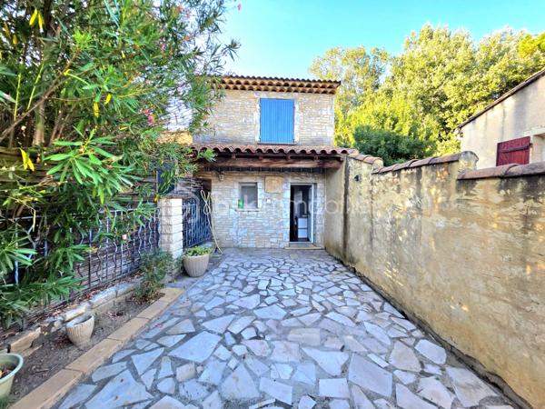 Mickaël Gaudissard vous propose sur la commune de Bagnols sur Cèze, cette bâtisse en plain pied de 158 m² composée d'une villa et d'un appartement indépendant.

Située sur la sortie de Bagnols sur Cèze en direction d'Avignon, hors centre ville dans un lotissement en impasse et en bord de Cèze, cette ensemble immobilier de 1986vest érigé sur une parcelle close de  851 m².

Vous accédez à la résidence principale par la cour arboré et sans vis à vis coté sud et sa terrasse.

L'entrée dessert la pièce de vie de 40 m² avec sa cuisine équipée ouverte sur le séjour, poêle à buche et climatisation réversible, accès à la cour sud et au terrain avec sa piscine creusée, ses dépendances et son accès privatif à la Cèze afin de profiter de moments de fraicheur et de détente.

Coté nuit 3 chambres de la 9.4 m², 10.1 m² et 10.2 m², une salle de bain de 6.5 m²avec baignoire et double vasque, un WC indépendant.
Vous bénéficiez également d'un second espace de vie compose d'une pièce de vie avec coin cuisine et d'une chambre avec douche et meuble vasque.
Ce second espace est accessible par la cour coté nord mais peut également être raccordé avec la résidence principale en ouvrant un mur.

Un appartement avec entrée indépendante et cour privative vient compléter cet ensemble immobilier, il se compose d'une pièce de vie et d'une buanderie en rée de chaussée, a l'étage, 2 chambres avec douche privative dans chacune d'entre elle, un WC indépendant.

Que vous recherchiez une grande bâtisse familiale avec des espaces distincts ou une résidence principale avec un investissement locatif (courte durée idéale grâce à la proximité de la centrale nucléaire de Marcoule et l'affluence touristique en saison ou sécurité financière avec une location à l'année) facile à gérer grâce a sa proximité immédiate, cet ensemble immobilier saura vous séduire par ces atouts, son emplacement et son prix.

Climatisation réversible dans les 3 logements.
Ballon d'eau chaude dans les 3 logements.
Double vitrage dans les 2 appartements / Simple vitrage dans la résidence principale sauf 1 baie vitrée et salle de bain en double vitrage.
Poêle à buches dans le séjour.
Assainissement collectif.
Forage.
Fibre optique.
1 stationnement privatif / Possibilité de créer une ouverture avec portail pour stationner plusieurs véhicules sur la parcelle.
Extensions des 2 appartements construite en 1997.
Taxe foncière : 2 125 € / An.
Pas de charge de lotissement / pompe de relevage et entretien des voiries à la charge de la mairie.
Proches des commodités.
2 min du centre ville.
8 min du CEA de Marcoule.
35 min d'Avignon.
45 de Nîmes.



Rafraichissements à prévoir / Zone inondable (Dernière inondation en 2002, Appartement attenant inondé uniquement en partie basse sur environ 15 cm, pas d'inondation dans la résidence principale et l'appartement).

Info contact : Mickaël GAUDISSARD / 06 40 52 43 96.
