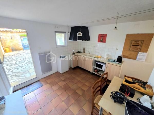 Mickaël Gaudissard vous propose sur la commune de Bagnols sur Cèze, cette bâtisse en plain pied de 158 m² composée d'une villa et d'un appartement indépendant.

Située sur la sortie de Bagnols sur Cèze en direction d'Avignon, hors centre ville dans un lotissement en impasse et en bord de Cèze, cette ensemble immobilier de 1986vest érigé sur une parcelle close de  851 m².

Vous accédez à la résidence principale par la cour arboré et sans vis à vis coté sud et sa terrasse.

L'entrée dessert la pièce de vie de 40 m² avec sa cuisine équipée ouverte sur le séjour, poêle à buche et climatisation réversible, accès à la cour sud et au terrain avec sa piscine creusée, ses dépendances et son accès privatif à la Cèze afin de profiter de moments de fraicheur et de détente.

Coté nuit 3 chambres de la 9.4 m², 10.1 m² et 10.2 m², une salle de bain de 6.5 m²avec baignoire et double vasque, un WC indépendant.
Vous bénéficiez également d'un second espace de vie compose d'une pièce de vie avec coin cuisine et d'une chambre avec douche et meuble vasque.
Ce second espace est accessible par la cour coté nord mais peut également être raccordé avec la résidence principale en ouvrant un mur.

Un appartement avec entrée indépendante et cour privative vient compléter cet ensemble immobilier, il se compose d'une pièce de vie et d'une buanderie en rée de chaussée, a l'étage, 2 chambres avec douche privative dans chacune d'entre elle, un WC indépendant.

Que vous recherchiez une grande bâtisse familiale avec des espaces distincts ou une résidence principale avec un investissement locatif (courte durée idéale grâce à la proximité de la centrale nucléaire de Marcoule et l'affluence touristique en saison ou sécurité financière avec une location à l'année) facile à gérer grâce a sa proximité immédiate, cet ensemble immobilier saura vous séduire par ces atouts, son emplacement et son prix.

Climatisation réversible dans les 3 logements.
Ballon d'eau chaude dans les 3 logements.
Double vitrage dans les 2 appartements / Simple vitrage dans la résidence principale sauf 1 baie vitrée et salle de bain en double vitrage.
Poêle à buches dans le séjour.
Assainissement collectif.
Forage.
Fibre optique.
1 stationnement privatif / Possibilité de créer une ouverture avec portail pour stationner plusieurs véhicules sur la parcelle.
Extensions des 2 appartements construite en 1997.
Taxe foncière : 2 125 € / An.
Pas de charge de lotissement / pompe de relevage et entretien des voiries à la charge de la mairie.
Proches des commodités.
2 min du centre ville.
8 min du CEA de Marcoule.
35 min d'Avignon.
45 de Nîmes.



Rafraichissements à prévoir / Zone inondable (Dernière inondation en 2002, Appartement attenant inondé uniquement en partie basse sur environ 15 cm, pas d'inondation dans la résidence principale et l'appartement).

Info contact : Mickaël GAUDISSARD / 06 40 52 43 96.