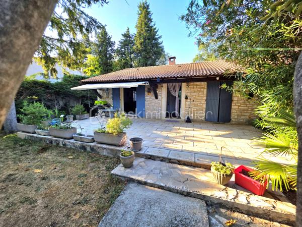 Mickaël Gaudissard vous propose sur la commune de Bagnols sur Cèze, cette bâtisse en plain pied de 158 m² composée d'une villa et d'un appartement indépendant.

Située sur la sortie de Bagnols sur Cèze en direction d'Avignon, hors centre ville dans un lotissement en impasse et en bord de Cèze, cette ensemble immobilier de 1986vest érigé sur une parcelle close de  851 m².

Vous accédez à la résidence principale par la cour arboré et sans vis à vis coté sud et sa terrasse.

L'entrée dessert la pièce de vie de 40 m² avec sa cuisine équipée ouverte sur le séjour, poêle à buche et climatisation réversible, accès à la cour sud et au terrain avec sa piscine creusée, ses dépendances et son accès privatif à la Cèze afin de profiter de moments de fraicheur et de détente.

Coté nuit 3 chambres de la 9.4 m², 10.1 m² et 10.2 m², une salle de bain de 6.5 m²avec baignoire et double vasque, un WC indépendant.
Vous bénéficiez également d'un second espace de vie compose d'une pièce de vie avec coin cuisine et d'une chambre avec douche et meuble vasque.
Ce second espace est accessible par la cour coté nord mais peut également être raccordé avec la résidence principale en ouvrant un mur.

Un appartement avec entrée indépendante et cour privative vient compléter cet ensemble immobilier, il se compose d'une pièce de vie et d'une buanderie en rée de chaussée, a l'étage, 2 chambres avec douche privative dans chacune d'entre elle, un WC indépendant.

Que vous recherchiez une grande bâtisse familiale avec des espaces distincts ou une résidence principale avec un investissement locatif (courte durée idéale grâce à la proximité de la centrale nucléaire de Marcoule et l'affluence touristique en saison ou sécurité financière avec une location à l'année) facile à gérer grâce a sa proximité immédiate, cet ensemble immobilier saura vous séduire par ces atouts, son emplacement et son prix.

Climatisation réversible dans les 3 logements.
Ballon d'eau chaude dans les 3 logements.
Double vitrage dans les 2 appartements / Simple vitrage dans la résidence principale sauf 1 baie vitrée et salle de bain en double vitrage.
Poêle à buches dans le séjour.
Assainissement collectif.
Forage.
Fibre optique.
1 stationnement privatif / Possibilité de créer une ouverture avec portail pour stationner plusieurs véhicules sur la parcelle.
Extensions des 2 appartements construite en 1997.
Taxe foncière : 2 125 € / An.
Pas de charge de lotissement / pompe de relevage et entretien des voiries à la charge de la mairie.
Proches des commodités.
2 min du centre ville.
8 min du CEA de Marcoule.
35 min d'Avignon.
45 de Nîmes.



Rafraichissements à prévoir / Zone inondable (Dernière inondation en 2002, Appartement attenant inondé uniquement en partie basse sur environ 15 cm, pas d'inondation dans la résidence principale et l'appartement).

Info contact : Mickaël GAUDISSARD / 06 40 52 43 96.