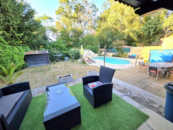 Mickaël Gaudissard vous propose sur la commune de Bagnols sur Cèze, cette bâtisse en plain pied de 158 m² composée d'une villa et d'un appartement indépendant.

Située sur la sortie de Bagnols sur Cèze en direction d'Avignon, hors centre ville dans un lotissement en impasse et en bord de Cèze, cette ensemble immobilier de 1986vest érigé sur une parcelle close de  851 m².

Vous accédez à la résidence principale par la cour arboré et sans vis à vis coté sud et sa terrasse.

L'entrée dessert la pièce de vie de 40 m² avec sa cuisine équipée ouverte sur le séjour, poêle à buche et climatisation réversible, accès à la cour sud et au terrain avec sa piscine creusée, ses dépendances et son accès privatif à la Cèze afin de profiter de moments de fraicheur et de détente.

Coté nuit 3 chambres de la 9.4 m², 10.1 m² et 10.2 m², une salle de bain de 6.5 m²avec baignoire et double vasque, un WC indépendant.
Vous bénéficiez également d'un second espace de vie compose d'une pièce de vie avec coin cuisine et d'une chambre avec douche et meuble vasque.
Ce second espace est accessible par la cour coté nord mais peut également être raccordé avec la résidence principale en ouvrant un mur.

Un appartement avec entrée indépendante et cour privative vient compléter cet ensemble immobilier, il se compose d'une pièce de vie et d'une buanderie en rée de chaussée, a l'étage, 2 chambres avec douche privative dans chacune d'entre elle, un WC indépendant.

Que vous recherchiez une grande bâtisse familiale avec des espaces distincts ou une résidence principale avec un investissement locatif (courte durée idéale grâce à la proximité de la centrale nucléaire de Marcoule et l'affluence touristique en saison ou sécurité financière avec une location à l'année) facile à gérer grâce a sa proximité immédiate, cet ensemble immobilier saura vous séduire par ces atouts, son emplacement et son prix.

Climatisation réversible dans les 3 logements.
Ballon d'eau chaude dans les 3 logements.
Double vitrage dans les 2 appartements / Simple vitrage dans la résidence principale sauf 1 baie vitrée et salle de bain en double vitrage.
Poêle à buches dans le séjour.
Assainissement collectif.
Forage.
Fibre optique.
1 stationnement privatif / Possibilité de créer une ouverture avec portail pour stationner plusieurs véhicules sur la parcelle.
Extensions des 2 appartements construite en 1997.
Taxe foncière : 2 125 € / An.
Pas de charge de lotissement / pompe de relevage et entretien des voiries à la charge de la mairie.
Proches des commodités.
2 min du centre ville.
8 min du CEA de Marcoule.
35 min d'Avignon.
45 de Nîmes.



Rafraichissements à prévoir / Zone inondable (Dernière inondation en 2002, Appartement attenant inondé uniquement en partie basse sur environ 15 cm, pas d'inondation dans la résidence principale et l'appartement).

Info contact : Mickaël GAUDISSARD / 06 40 52 43 96.