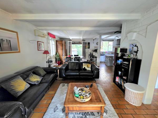 Mickaël Gaudissard vous propose sur la commune de Bagnols sur Cèze, cette bâtisse en plain pied de 158 m² composée d'une villa et d'un appartement indépendant.

Située sur la sortie de Bagnols sur Cèze en direction d'Avignon, hors centre ville dans un lotissement en impasse et en bord de Cèze, cette ensemble immobilier de 1986vest érigé sur une parcelle close de  851 m².

Vous accédez à la résidence principale par la cour arboré et sans vis à vis coté sud et sa terrasse.

L'entrée dessert la pièce de vie de 40 m² avec sa cuisine équipée ouverte sur le séjour, poêle à buche et climatisation réversible, accès à la cour sud et au terrain avec sa piscine creusée, ses dépendances et son accès privatif à la Cèze afin de profiter de moments de fraicheur et de détente.

Coté nuit 3 chambres de la 9.4 m², 10.1 m² et 10.2 m², une salle de bain de 6.5 m²avec baignoire et double vasque, un WC indépendant.
Vous bénéficiez également d'un second espace de vie compose d'une pièce de vie avec coin cuisine et d'une chambre avec douche et meuble vasque.
Ce second espace est accessible par la cour coté nord mais peut également être raccordé avec la résidence principale en ouvrant un mur.

Un appartement avec entrée indépendante et cour privative vient compléter cet ensemble immobilier, il se compose d'une pièce de vie et d'une buanderie en rée de chaussée, a l'étage, 2 chambres avec douche privative dans chacune d'entre elle, un WC indépendant.

Que vous recherchiez une grande bâtisse familiale avec des espaces distincts ou une résidence principale avec un investissement locatif (courte durée idéale grâce à la proximité de la centrale nucléaire de Marcoule et l'affluence touristique en saison ou sécurité financière avec une location à l'année) facile à gérer grâce a sa proximité immédiate, cet ensemble immobilier saura vous séduire par ces atouts, son emplacement et son prix.

Climatisation réversible dans les 3 logements.
Ballon d'eau chaude dans les 3 logements.
Double vitrage dans les 2 appartements / Simple vitrage dans la résidence principale sauf 1 baie vitrée et salle de bain en double vitrage.
Poêle à buches dans le séjour.
Assainissement collectif.
Forage.
Fibre optique.
1 stationnement privatif / Possibilité de créer une ouverture avec portail pour stationner plusieurs véhicules sur la parcelle.
Extensions des 2 appartements construite en 1997.
Taxe foncière : 2 125 € / An.
Pas de charge de lotissement / pompe de relevage et entretien des voiries à la charge de la mairie.
Proches des commodités.
2 min du centre ville.
8 min du CEA de Marcoule.
35 min d'Avignon.
45 de Nîmes.



Rafraichissements à prévoir / Zone inondable (Dernière inondation en 2002, Appartement attenant inondé uniquement en partie basse sur environ 15 cm, pas d'inondation dans la résidence principale et l'appartement).

Info contact : Mickaël GAUDISSARD / 06 40 52 43 96.