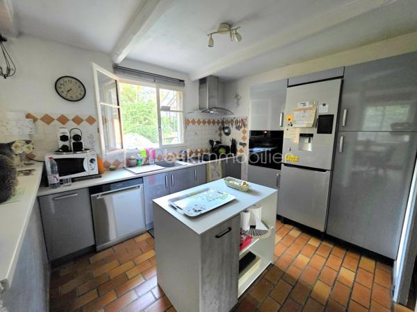 Mickaël Gaudissard vous propose sur la commune de Bagnols sur Cèze, cette bâtisse en plain pied de 158 m² composée d'une villa et d'un appartement indépendant.

Située sur la sortie de Bagnols sur Cèze en direction d'Avignon, hors centre ville dans un lotissement en impasse et en bord de Cèze, cette ensemble immobilier de 1986vest érigé sur une parcelle close de  851 m².

Vous accédez à la résidence principale par la cour arboré et sans vis à vis coté sud et sa terrasse.

L'entrée dessert la pièce de vie de 40 m² avec sa cuisine équipée ouverte sur le séjour, poêle à buche et climatisation réversible, accès à la cour sud et au terrain avec sa piscine creusée, ses dépendances et son accès privatif à la Cèze afin de profiter de moments de fraicheur et de détente.

Coté nuit 3 chambres de la 9.4 m², 10.1 m² et 10.2 m², une salle de bain de 6.5 m²avec baignoire et double vasque, un WC indépendant.
Vous bénéficiez également d'un second espace de vie compose d'une pièce de vie avec coin cuisine et d'une chambre avec douche et meuble vasque.
Ce second espace est accessible par la cour coté nord mais peut également être raccordé avec la résidence principale en ouvrant un mur.

Un appartement avec entrée indépendante et cour privative vient compléter cet ensemble immobilier, il se compose d'une pièce de vie et d'une buanderie en rée de chaussée, a l'étage, 2 chambres avec douche privative dans chacune d'entre elle, un WC indépendant.

Que vous recherchiez une grande bâtisse familiale avec des espaces distincts ou une résidence principale avec un investissement locatif (courte durée idéale grâce à la proximité de la centrale nucléaire de Marcoule et l'affluence touristique en saison ou sécurité financière avec une location à l'année) facile à gérer grâce a sa proximité immédiate, cet ensemble immobilier saura vous séduire par ces atouts, son emplacement et son prix.

Climatisation réversible dans les 3 logements.
Ballon d'eau chaude dans les 3 logements.
Double vitrage dans les 2 appartements / Simple vitrage dans la résidence principale sauf 1 baie vitrée et salle de bain en double vitrage.
Poêle à buches dans le séjour.
Assainissement collectif.
Forage.
Fibre optique.
1 stationnement privatif / Possibilité de créer une ouverture avec portail pour stationner plusieurs véhicules sur la parcelle.
Extensions des 2 appartements construite en 1997.
Taxe foncière : 2 125 € / An.
Pas de charge de lotissement / pompe de relevage et entretien des voiries à la charge de la mairie.
Proches des commodités.
2 min du centre ville.
8 min du CEA de Marcoule.
35 min d'Avignon.
45 de Nîmes.



Rafraichissements à prévoir / Zone inondable (Dernière inondation en 2002, Appartement attenant inondé uniquement en partie basse sur environ 15 cm, pas d'inondation dans la résidence principale et l'appartement).

Info contact : Mickaël GAUDISSARD / 06 40 52 43 96.