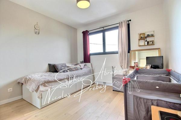 Maison contemporaine avec garage, carport et jardin clos