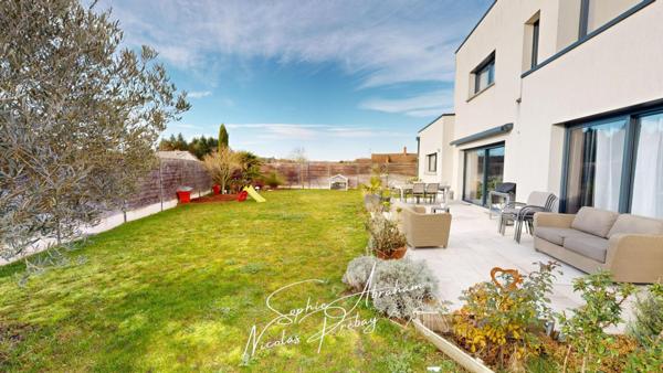Maison contemporaine avec garage, carport et jardin clos