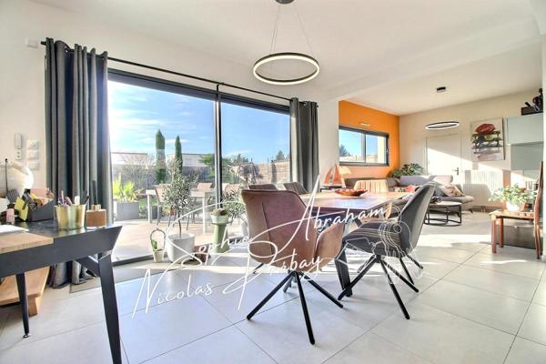 Maison contemporaine avec garage, carport et jardin clos
