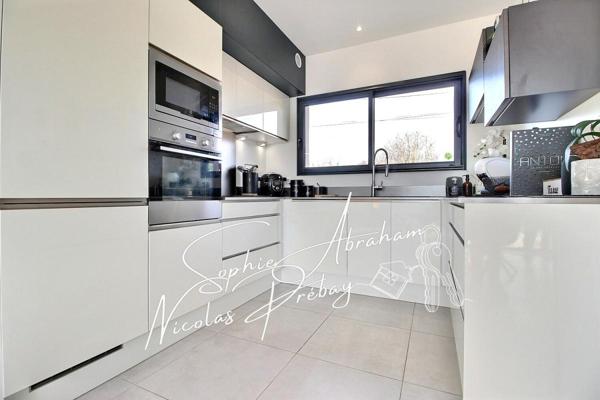 Maison contemporaine avec garage, carport et jardin clos