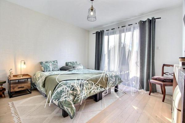 Maison contemporaine avec garage, carport et jardin clos