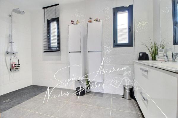 Maison contemporaine avec garage, carport et jardin clos