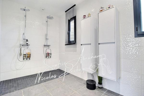 Maison contemporaine avec garage, carport et jardin clos