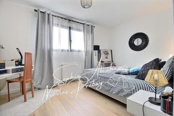 Maison contemporaine avec garage, carport et jardin clos