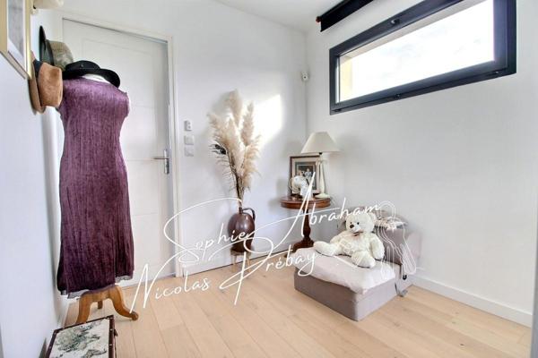 Maison contemporaine avec garage, carport et jardin clos