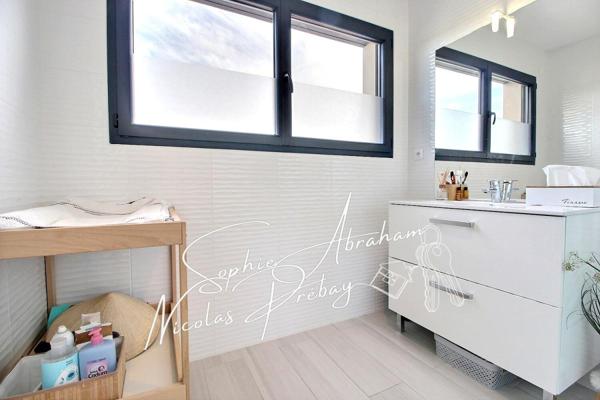 Maison contemporaine avec garage, carport et jardin clos