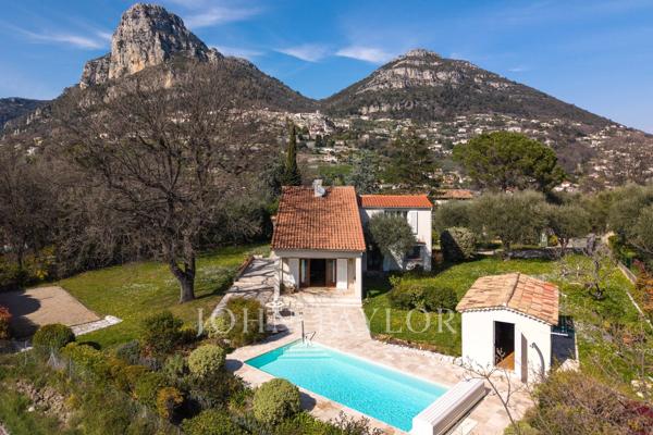 Grand jardin plat avec vue, au calme et à pied des commerces