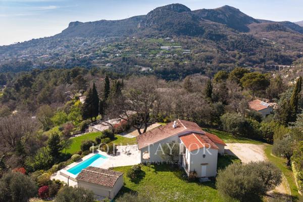 Grand jardin plat avec vue, au calme et à pied des commerces
