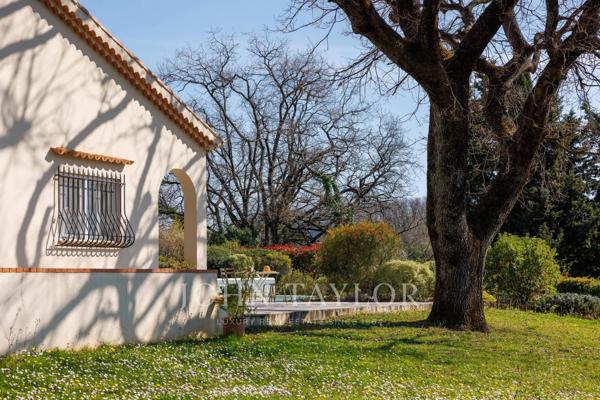 Grand jardin plat avec vue, au calme et à pied des commerces