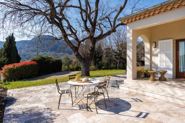 Grand jardin plat avec vue, au calme et à pied des commerces
