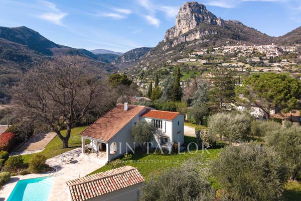 Grand jardin plat avec vue, au calme et à pied des commerces