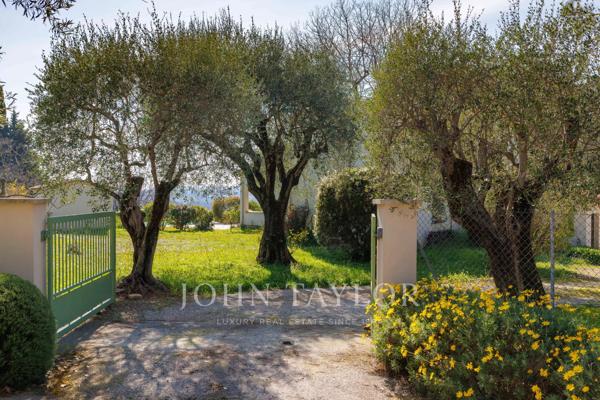 Grand jardin plat avec vue, au calme et à pied des commerces