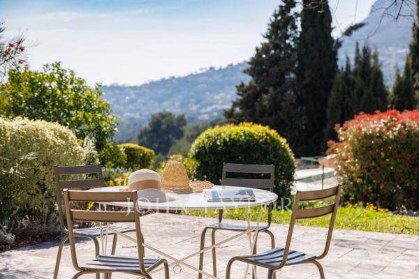 Grand jardin plat avec vue, au calme et à pied des commerces