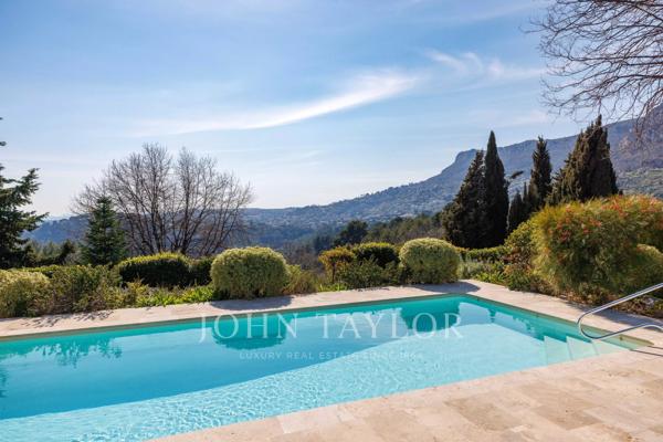Grand jardin plat avec vue, au calme et à pied des commerces