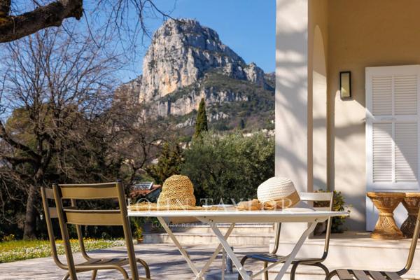 Grand jardin plat avec vue, au calme et à pied des commerces