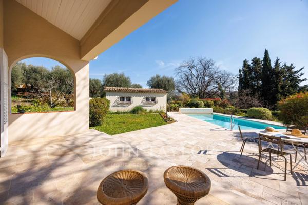 Grand jardin plat avec vue, au calme et à pied des commerces