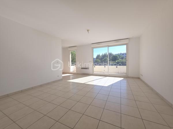Venez découvrir en exclusivité ce superbe appartement moderne 2chambres, au troixième étage avec ascenseur de 62 m² avec ses deux places de parking  son box en sous-sol situé dans la résidence récente COLLINE STELLA (2008) sur St Jérome.

Vous serez séduits dès l'entrée par ce grand salon / séjour lumineux de 29 m², comprenant une cuisine ouverte dotée de nombreux rangements. Cette pièce donne accès à une superbe terrasse de plus de 14m2 sans vis-à-vis, parfaite pour un café du matin ou des repas entre amis. 
Le coin nuit se compose de deux grandes chambres de 11m² chacune.
Une salle de bain équipée d'un lavabo avec miroir et d'un sèche-serviettes vient compléter ce produit fonctionnel bien entretenu.
L'appartement possède également une toilette indépendante.

Vous apprécierez les prestations récentes comme le double vitrage, les volets électriques au salon, interphone, raccordement fibre etc.. et toutes les prestations d'un produit recent.
La résidence est sécurisé, bien entretenue et munie d'ascenseur.
Le quartier est très calme et parfaitement desservi.
Il est à deux pas de la L2, de St Jérome ou du metro ( la Rose )

L'appartement peut-être vendu avec un Box fermé en sous-sol avec acces direct à l'appartement en sus. ( à Voir lors de la prise de contact )

Laissez-vous tenter par une visite.


A propos de la copropriété :
Pas de procédure en cours.
Nombre de lots : 185