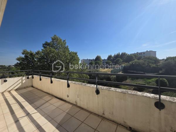 Venez découvrir en exclusivité ce superbe appartement moderne 2chambres, au troixième étage avec ascenseur de 62 m² avec ses deux places de parking  son box en sous-sol situé dans la résidence récente COLLINE STELLA (2008) sur St Jérome.

Vous serez séduits dès l'entrée par ce grand salon / séjour lumineux de 29 m², comprenant une cuisine ouverte dotée de nombreux rangements. Cette pièce donne accès à une superbe terrasse de plus de 14m2 sans vis-à-vis, parfaite pour un café du matin ou des repas entre amis. 
Le coin nuit se compose de deux grandes chambres de 11m² chacune.
Une salle de bain équipée d'un lavabo avec miroir et d'un sèche-serviettes vient compléter ce produit fonctionnel bien entretenu.
L'appartement possède également une toilette indépendante.

Vous apprécierez les prestations récentes comme le double vitrage, les volets électriques au salon, interphone, raccordement fibre etc.. et toutes les prestations d'un produit recent.
La résidence est sécurisé, bien entretenue et munie d'ascenseur.
Le quartier est très calme et parfaitement desservi.
Il est à deux pas de la L2, de St Jérome ou du metro ( la Rose )

L'appartement peut-être vendu avec un Box fermé en sous-sol avec acces direct à l'appartement en sus. ( à Voir lors de la prise de contact )

Laissez-vous tenter par une visite.


A propos de la copropriété :
Pas de procédure en cours.
Nombre de lots : 185