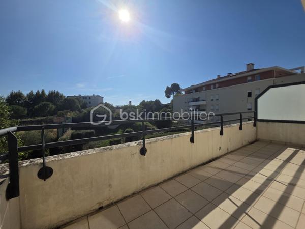 Venez découvrir en exclusivité ce superbe appartement moderne 2chambres, au troixième étage avec ascenseur de 62 m² avec ses deux places de parking  son box en sous-sol situé dans la résidence récente COLLINE STELLA (2008) sur St Jérome.

Vous serez séduits dès l'entrée par ce grand salon / séjour lumineux de 29 m², comprenant une cuisine ouverte dotée de nombreux rangements. Cette pièce donne accès à une superbe terrasse de plus de 14m2 sans vis-à-vis, parfaite pour un café du matin ou des repas entre amis. 
Le coin nuit se compose de deux grandes chambres de 11m² chacune.
Une salle de bain équipée d'un lavabo avec miroir et d'un sèche-serviettes vient compléter ce produit fonctionnel bien entretenu.
L'appartement possède également une toilette indépendante.

Vous apprécierez les prestations récentes comme le double vitrage, les volets électriques au salon, interphone, raccordement fibre etc.. et toutes les prestations d'un produit recent.
La résidence est sécurisé, bien entretenue et munie d'ascenseur.
Le quartier est très calme et parfaitement desservi.
Il est à deux pas de la L2, de St Jérome ou du metro ( la Rose )

L'appartement peut-être vendu avec un Box fermé en sous-sol avec acces direct à l'appartement en sus. ( à Voir lors de la prise de contact )

Laissez-vous tenter par une visite.


A propos de la copropriété :
Pas de procédure en cours.
Nombre de lots : 185