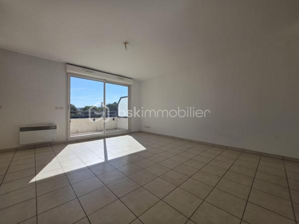 Venez découvrir en exclusivité ce superbe appartement moderne 2chambres, au troixième étage avec ascenseur de 62 m² avec ses deux places de parking  son box en sous-sol situé dans la résidence récente COLLINE STELLA (2008) sur St Jérome.

Vous serez séduits dès l'entrée par ce grand salon / séjour lumineux de 29 m², comprenant une cuisine ouverte dotée de nombreux rangements. Cette pièce donne accès à une superbe terrasse de plus de 14m2 sans vis-à-vis, parfaite pour un café du matin ou des repas entre amis. 
Le coin nuit se compose de deux grandes chambres de 11m² chacune.
Une salle de bain équipée d'un lavabo avec miroir et d'un sèche-serviettes vient compléter ce produit fonctionnel bien entretenu.
L'appartement possède également une toilette indépendante.

Vous apprécierez les prestations récentes comme le double vitrage, les volets électriques au salon, interphone, raccordement fibre etc.. et toutes les prestations d'un produit recent.
La résidence est sécurisé, bien entretenue et munie d'ascenseur.
Le quartier est très calme et parfaitement desservi.
Il est à deux pas de la L2, de St Jérome ou du metro ( la Rose )

L'appartement peut-être vendu avec un Box fermé en sous-sol avec acces direct à l'appartement en sus. ( à Voir lors de la prise de contact )

Laissez-vous tenter par une visite.


A propos de la copropriété :
Pas de procédure en cours.
Nombre de lots : 185