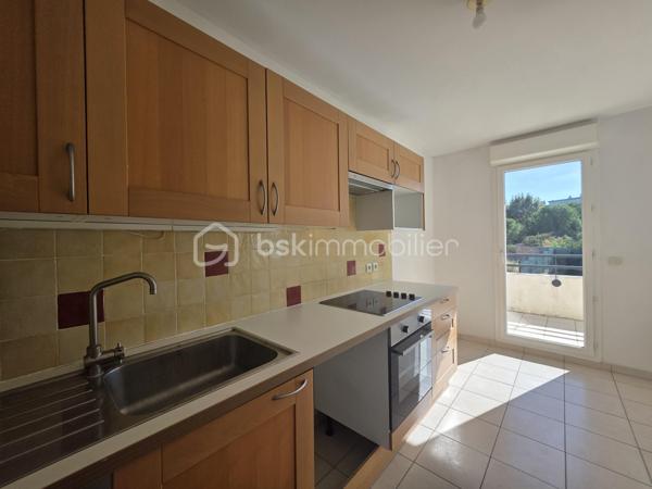 Venez découvrir en exclusivité ce superbe appartement moderne 2chambres, au troixième étage avec ascenseur de 62 m² avec ses deux places de parking  son box en sous-sol situé dans la résidence récente COLLINE STELLA (2008) sur St Jérome.

Vous serez séduits dès l'entrée par ce grand salon / séjour lumineux de 29 m², comprenant une cuisine ouverte dotée de nombreux rangements. Cette pièce donne accès à une superbe terrasse de plus de 14m2 sans vis-à-vis, parfaite pour un café du matin ou des repas entre amis. 
Le coin nuit se compose de deux grandes chambres de 11m² chacune.
Une salle de bain équipée d'un lavabo avec miroir et d'un sèche-serviettes vient compléter ce produit fonctionnel bien entretenu.
L'appartement possède également une toilette indépendante.

Vous apprécierez les prestations récentes comme le double vitrage, les volets électriques au salon, interphone, raccordement fibre etc.. et toutes les prestations d'un produit recent.
La résidence est sécurisé, bien entretenue et munie d'ascenseur.
Le quartier est très calme et parfaitement desservi.
Il est à deux pas de la L2, de St Jérome ou du metro ( la Rose )

L'appartement peut-être vendu avec un Box fermé en sous-sol avec acces direct à l'appartement en sus. ( à Voir lors de la prise de contact )

Laissez-vous tenter par une visite.


A propos de la copropriété :
Pas de procédure en cours.
Nombre de lots : 185