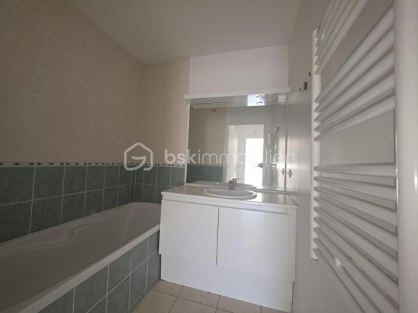 Venez découvrir en exclusivité ce superbe appartement moderne 2chambres, au troixième étage avec ascenseur de 62 m² avec ses deux places de parking  son box en sous-sol situé dans la résidence récente COLLINE STELLA (2008) sur St Jérome.

Vous serez séduits dès l'entrée par ce grand salon / séjour lumineux de 29 m², comprenant une cuisine ouverte dotée de nombreux rangements. Cette pièce donne accès à une superbe terrasse de plus de 14m2 sans vis-à-vis, parfaite pour un café du matin ou des repas entre amis. 
Le coin nuit se compose de deux grandes chambres de 11m² chacune.
Une salle de bain équipée d'un lavabo avec miroir et d'un sèche-serviettes vient compléter ce produit fonctionnel bien entretenu.
L'appartement possède également une toilette indépendante.

Vous apprécierez les prestations récentes comme le double vitrage, les volets électriques au salon, interphone, raccordement fibre etc.. et toutes les prestations d'un produit recent.
La résidence est sécurisé, bien entretenue et munie d'ascenseur.
Le quartier est très calme et parfaitement desservi.
Il est à deux pas de la L2, de St Jérome ou du metro ( la Rose )

L'appartement peut-être vendu avec un Box fermé en sous-sol avec acces direct à l'appartement en sus. ( à Voir lors de la prise de contact )

Laissez-vous tenter par une visite.


A propos de la copropriété :
Pas de procédure en cours.
Nombre de lots : 185