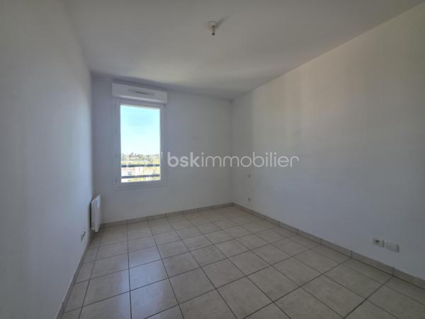 Venez découvrir en exclusivité ce superbe appartement moderne 2chambres, au troixième étage avec ascenseur de 62 m² avec ses deux places de parking  son box en sous-sol situé dans la résidence récente COLLINE STELLA (2008) sur St Jérome.

Vous serez séduits dès l'entrée par ce grand salon / séjour lumineux de 29 m², comprenant une cuisine ouverte dotée de nombreux rangements. Cette pièce donne accès à une superbe terrasse de plus de 14m2 sans vis-à-vis, parfaite pour un café du matin ou des repas entre amis. 
Le coin nuit se compose de deux grandes chambres de 11m² chacune.
Une salle de bain équipée d'un lavabo avec miroir et d'un sèche-serviettes vient compléter ce produit fonctionnel bien entretenu.
L'appartement possède également une toilette indépendante.

Vous apprécierez les prestations récentes comme le double vitrage, les volets électriques au salon, interphone, raccordement fibre etc.. et toutes les prestations d'un produit recent.
La résidence est sécurisé, bien entretenue et munie d'ascenseur.
Le quartier est très calme et parfaitement desservi.
Il est à deux pas de la L2, de St Jérome ou du metro ( la Rose )

L'appartement peut-être vendu avec un Box fermé en sous-sol avec acces direct à l'appartement en sus. ( à Voir lors de la prise de contact )

Laissez-vous tenter par une visite.


A propos de la copropriété :
Pas de procédure en cours.
Nombre de lots : 185