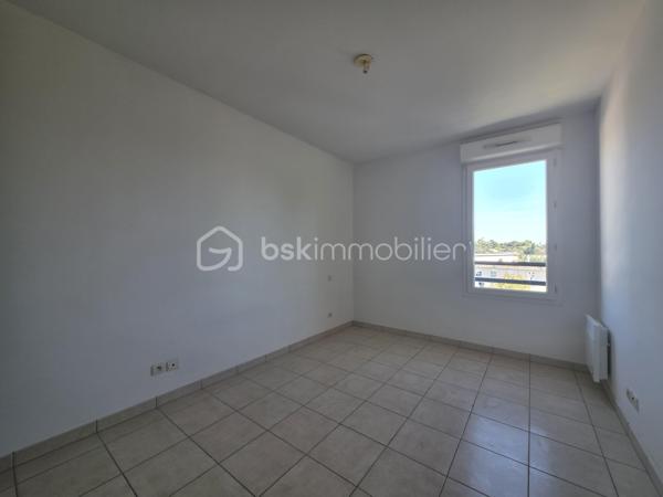 Venez découvrir en exclusivité ce superbe appartement moderne 2chambres, au troixième étage avec ascenseur de 62 m² avec ses deux places de parking  son box en sous-sol situé dans la résidence récente COLLINE STELLA (2008) sur St Jérome.

Vous serez séduits dès l'entrée par ce grand salon / séjour lumineux de 29 m², comprenant une cuisine ouverte dotée de nombreux rangements. Cette pièce donne accès à une superbe terrasse de plus de 14m2 sans vis-à-vis, parfaite pour un café du matin ou des repas entre amis. 
Le coin nuit se compose de deux grandes chambres de 11m² chacune.
Une salle de bain équipée d'un lavabo avec miroir et d'un sèche-serviettes vient compléter ce produit fonctionnel bien entretenu.
L'appartement possède également une toilette indépendante.

Vous apprécierez les prestations récentes comme le double vitrage, les volets électriques au salon, interphone, raccordement fibre etc.. et toutes les prestations d'un produit recent.
La résidence est sécurisé, bien entretenue et munie d'ascenseur.
Le quartier est très calme et parfaitement desservi.
Il est à deux pas de la L2, de St Jérome ou du metro ( la Rose )

L'appartement peut-être vendu avec un Box fermé en sous-sol avec acces direct à l'appartement en sus. ( à Voir lors de la prise de contact )

Laissez-vous tenter par une visite.


A propos de la copropriété :
Pas de procédure en cours.
Nombre de lots : 185