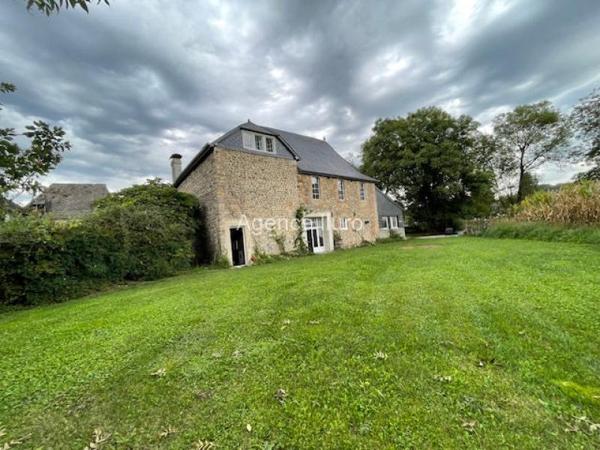 Maison - Proximite oloron-sainte-marie - Réf.:205356 PROXIMITE IMMEDIATE OLORON - TRES BELLE MAISON DE CARACTERE DU XVII EME SIECLE RENOVEE -