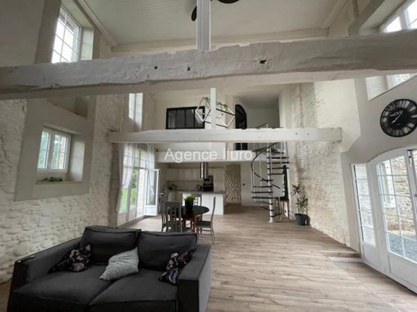 Maison - Proximite oloron-sainte-marie - Réf.:205356 PROXIMITE IMMEDIATE OLORON - TRES BELLE MAISON DE CARACTERE DU XVII EME SIECLE RENOVEE -