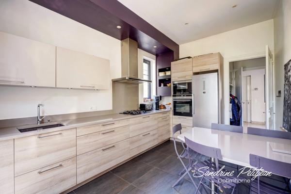 Maison bourgeoise 228m² - 6 chambres - Jardin - Saint Priest Village