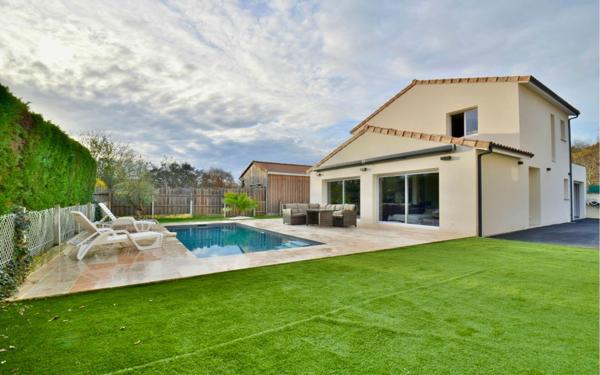 Maison à vendre    5 pièces •  Martillac