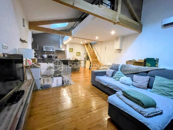✨ Un bien plein de charme où authenticité et beaux volumes se rencontrent ! ✨

Située au cœur du bourg de Villerest, cette agréable maison de village saura séduire les amateurs de biens atypiques et chaleureux.

Dès l'entrée, vous découvrirez un espace nuit indépendant comprenant une chambre confortable, une salle de bain ainsi qu'un cellier pratique offrant de nombreux rangements.

Au premier étage, place à la convivialité avec une belle pièce de vie d'environ 44 m² réunissant salon et cuisine ouverte. Baigné de lumière et sublimé par une magnifique hauteur sous plafond pouvant atteindre 4,60 mètres, cet espace est idéal pour partager des moments en famille ou entre amis.

Au dernier niveau, une mezzanine d'environ 17 m² au sol vient compléter l'ensemble. Cet espace polyvalent pourra facilement accueillir un bureau, un coin détente, une chambre d'appoint ou une salle de jeux selon vos envies.

🏡 Fonctionnelle et pleine de potentiel, cette maison constitue une belle opportunité pour un premier achat, un pied-à-terre ou un investissement locatif dans un secteur recherché.

📞 Une visite vous permettra d'en apprécier tout le charme et les volumes. Contactez dès maintenant Pauline Barraud – BSK Immobilier pour découvrir ce bien.

Les plus :
✔ Emplacement privilégié au cœur de Villerest
✔ Belle pièce de vie avec cuisine ouverte de 44 m²
✔ Magnifique hauteur sous plafond jusqu'à 4,60 m
✔ Chambre et salle de bain au rez-de-chaussée
✔ Mezzanine offrant un espace supplémentaire modulable
✔ Cellier pratique pour le rangement
✔ Maison pleine de caractère et de potentiel

"Certaines maisons se distinguent par leurs volumes, d'autres par leur atmosphère. Celle-ci a le talent d'offrir les deux."
