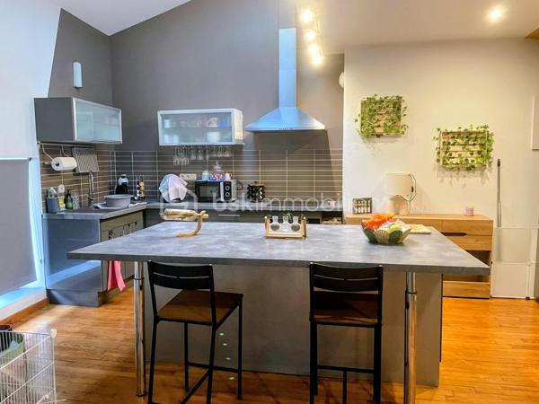 ✨ Un bien plein de charme où authenticité et beaux volumes se rencontrent ! ✨

Située au cœur du bourg de Villerest, cette agréable maison de village saura séduire les amateurs de biens atypiques et chaleureux.

Dès l'entrée, vous découvrirez un espace nuit indépendant comprenant une chambre confortable, une salle de bain ainsi qu'un cellier pratique offrant de nombreux rangements.

Au premier étage, place à la convivialité avec une belle pièce de vie d'environ 44 m² réunissant salon et cuisine ouverte. Baigné de lumière et sublimé par une magnifique hauteur sous plafond pouvant atteindre 4,60 mètres, cet espace est idéal pour partager des moments en famille ou entre amis.

Au dernier niveau, une mezzanine d'environ 17 m² au sol vient compléter l'ensemble. Cet espace polyvalent pourra facilement accueillir un bureau, un coin détente, une chambre d'appoint ou une salle de jeux selon vos envies.

🏡 Fonctionnelle et pleine de potentiel, cette maison constitue une belle opportunité pour un premier achat, un pied-à-terre ou un investissement locatif dans un secteur recherché.

📞 Une visite vous permettra d'en apprécier tout le charme et les volumes. Contactez dès maintenant Pauline Barraud – BSK Immobilier pour découvrir ce bien.

Les plus :
✔ Emplacement privilégié au cœur de Villerest
✔ Belle pièce de vie avec cuisine ouverte de 44 m²
✔ Magnifique hauteur sous plafond jusqu'à 4,60 m
✔ Chambre et salle de bain au rez-de-chaussée
✔ Mezzanine offrant un espace supplémentaire modulable
✔ Cellier pratique pour le rangement
✔ Maison pleine de caractère et de potentiel

"Certaines maisons se distinguent par leurs volumes, d'autres par leur atmosphère. Celle-ci a le talent d'offrir les deux."