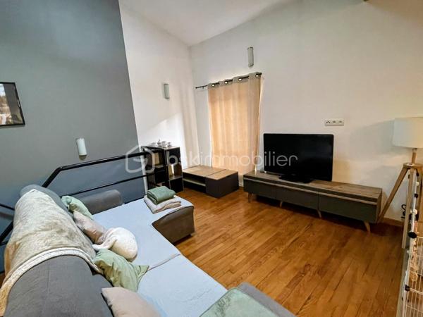 ✨ Un bien plein de charme où authenticité et beaux volumes se rencontrent ! ✨

Située au cœur du bourg de Villerest, cette agréable maison de village saura séduire les amateurs de biens atypiques et chaleureux.

Dès l'entrée, vous découvrirez un espace nuit indépendant comprenant une chambre confortable, une salle de bain ainsi qu'un cellier pratique offrant de nombreux rangements.

Au premier étage, place à la convivialité avec une belle pièce de vie d'environ 44 m² réunissant salon et cuisine ouverte. Baigné de lumière et sublimé par une magnifique hauteur sous plafond pouvant atteindre 4,60 mètres, cet espace est idéal pour partager des moments en famille ou entre amis.

Au dernier niveau, une mezzanine d'environ 17 m² au sol vient compléter l'ensemble. Cet espace polyvalent pourra facilement accueillir un bureau, un coin détente, une chambre d'appoint ou une salle de jeux selon vos envies.

🏡 Fonctionnelle et pleine de potentiel, cette maison constitue une belle opportunité pour un premier achat, un pied-à-terre ou un investissement locatif dans un secteur recherché.

📞 Une visite vous permettra d'en apprécier tout le charme et les volumes. Contactez dès maintenant Pauline Barraud – BSK Immobilier pour découvrir ce bien.

Les plus :
✔ Emplacement privilégié au cœur de Villerest
✔ Belle pièce de vie avec cuisine ouverte de 44 m²
✔ Magnifique hauteur sous plafond jusqu'à 4,60 m
✔ Chambre et salle de bain au rez-de-chaussée
✔ Mezzanine offrant un espace supplémentaire modulable
✔ Cellier pratique pour le rangement
✔ Maison pleine de caractère et de potentiel

"Certaines maisons se distinguent par leurs volumes, d'autres par leur atmosphère. Celle-ci a le talent d'offrir les deux."