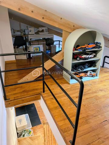✨ Un bien plein de charme où authenticité et beaux volumes se rencontrent ! ✨

Située au cœur du bourg de Villerest, cette agréable maison de village saura séduire les amateurs de biens atypiques et chaleureux.

Dès l'entrée, vous découvrirez un espace nuit indépendant comprenant une chambre confortable, une salle de bain ainsi qu'un cellier pratique offrant de nombreux rangements.

Au premier étage, place à la convivialité avec une belle pièce de vie d'environ 44 m² réunissant salon et cuisine ouverte. Baigné de lumière et sublimé par une magnifique hauteur sous plafond pouvant atteindre 4,60 mètres, cet espace est idéal pour partager des moments en famille ou entre amis.

Au dernier niveau, une mezzanine d'environ 17 m² au sol vient compléter l'ensemble. Cet espace polyvalent pourra facilement accueillir un bureau, un coin détente, une chambre d'appoint ou une salle de jeux selon vos envies.

🏡 Fonctionnelle et pleine de potentiel, cette maison constitue une belle opportunité pour un premier achat, un pied-à-terre ou un investissement locatif dans un secteur recherché.

📞 Une visite vous permettra d'en apprécier tout le charme et les volumes. Contactez dès maintenant Pauline Barraud – BSK Immobilier pour découvrir ce bien.

Les plus :
✔ Emplacement privilégié au cœur de Villerest
✔ Belle pièce de vie avec cuisine ouverte de 44 m²
✔ Magnifique hauteur sous plafond jusqu'à 4,60 m
✔ Chambre et salle de bain au rez-de-chaussée
✔ Mezzanine offrant un espace supplémentaire modulable
✔ Cellier pratique pour le rangement
✔ Maison pleine de caractère et de potentiel

"Certaines maisons se distinguent par leurs volumes, d'autres par leur atmosphère. Celle-ci a le talent d'offrir les deux."